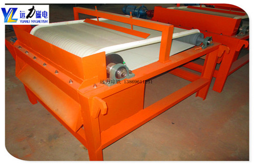 1.小型干式磁选机受欢迎的原因  　　1.1.由于近期铁矿石价格继续上涨,磁选矿机的节能效率提出了新的要求;  　　1.2.小型干式磁选机市场,不仅为用户降低投资成本,而且可以创造相当的经济价值.  　　1.3.小型干式磁选机的普及,使得一些老式磁选机逐渐淘汰.  　　1.4.远力磁电提供完善的生产小型干式磁选机,所生产的设备得到了广大用户的广泛赞誉,该设备采用永磁系统,采用移动式式运行方式提高了材料的利用率.  　　1.5.华体会官方网站-华体会（中国）官方
设备在行业中推动新型设备的发展,进一步满足除铁工业的需要,并在除铁工业的应用中发挥了很大的推动作用  　　2.矿用华体会官方网站-华体会（中国）官方
价格与磁系的关系  　　2.1磁选机的价格和磁块的尺寸是密不可分的,有很多用户不明白与磁块的关系,今天远力小编给你一个详细分析它们之间的关系,磁管包括磁块和圆筒,我们先核算下成本价格,磁块的价格还没有下降,一块高强磁的磁强度会几百块钱,这样我们可以计算出来.  　　2.2磁选机滚筒的尺寸越大,所需磁铁的磁场强度越大,磁性块越高,磁铁的强度要求也越高,使得磁选机的价格由气缸的成本决定.