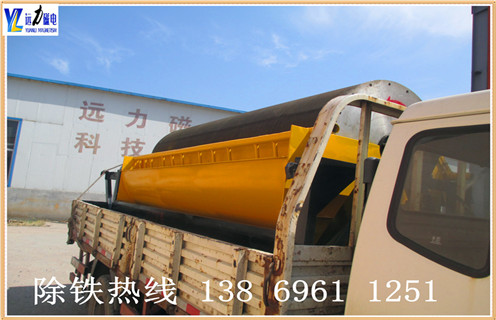 .远力干式磁选机新型设计,减少尾矿跑尾  　　华体会官方网站-华体会（中国）官方
独创的专利技术,采用吸附.去杂.提纯.脱磁4段复合磁系的排列方法,采用优质铁氧体和钕铁硼材料与稀土磁钢复合而成.此种磁系排列方法可广泛应用于贫磁铁矿的富集提纯.河沙选铁.钢渣提纯.钛铁矿分离等,干式磁选机非常适用于干旱缺水地区,节省水资源,降低选矿成本,为超贫磁铁矿开采和利用开辟了一条新途径. 采用独有变频调速电动机,使用寿命长,运行故障低,可随时调节粗精矿品味高低